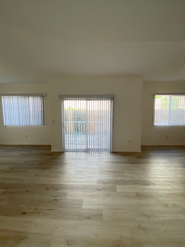 Building Photo - 9731 Vesper Ave
