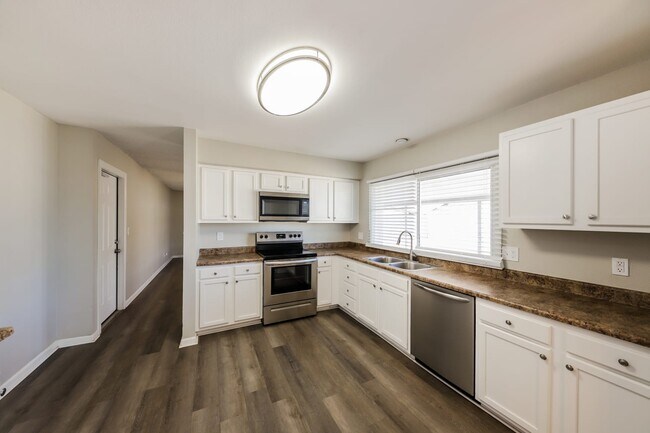 Building Photo - 4624 W Paradise Dr