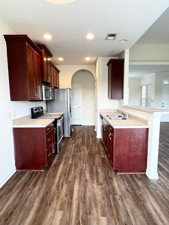Foto del edificio - 3 Bedroom, 1 bath, with fenced in backyard...