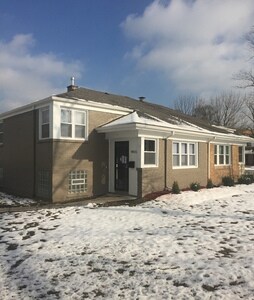 Primary Photo - 9815 S Merrion Ave