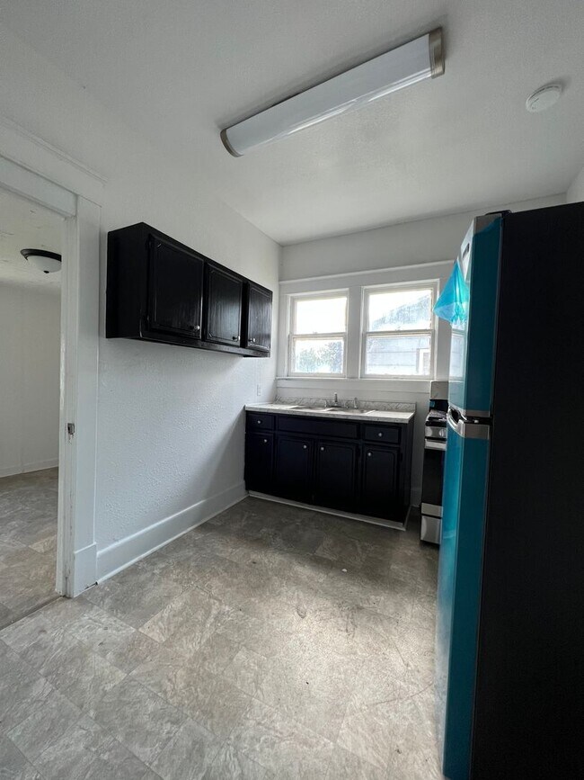 Building Photo - Available Now Remodeled 1 bedroom 1 bath