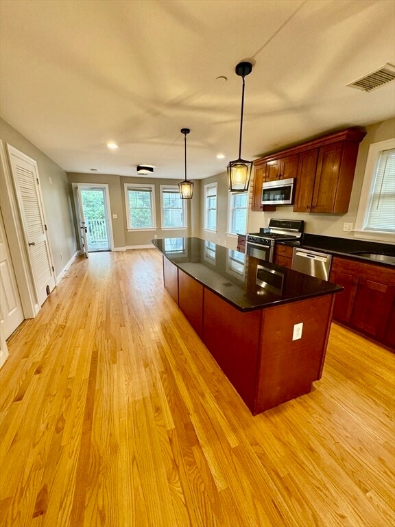 Foto del edificio - 379 Hyde Park Ave