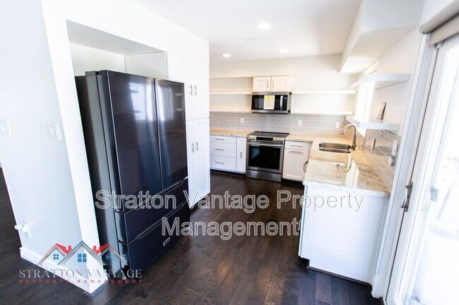 Building Photo - 1606 E Sierra Vista Dr