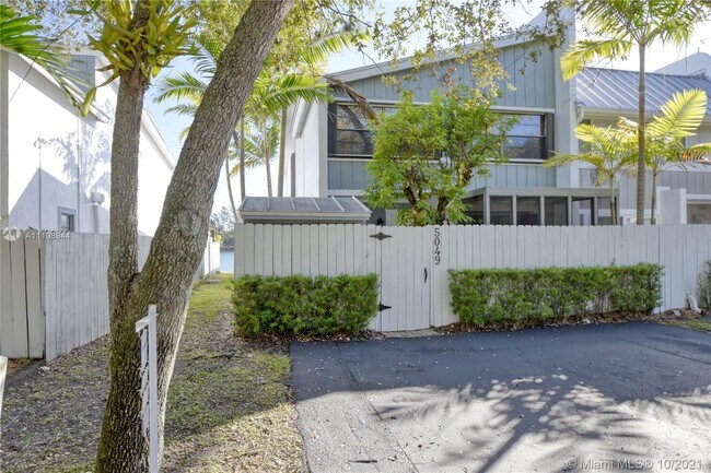 Building Photo - 5049 SW 71st Pl