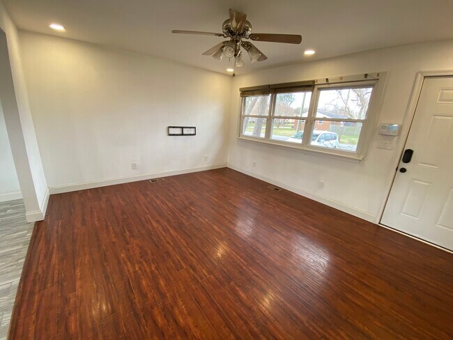 Building Photo - 305 Butrico Rd