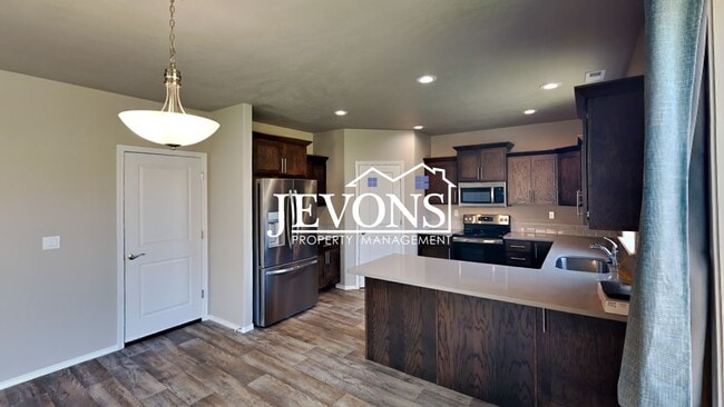 Building Photo - Beautiful 2-story home in Selah - Attached...