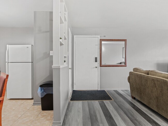 Building Photo - 40 Waverley Av