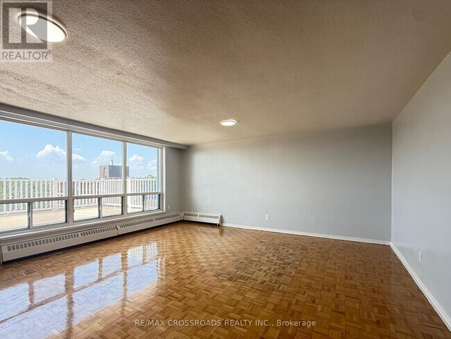 Photo du bâtiment - 363 Lakeshore Rd E