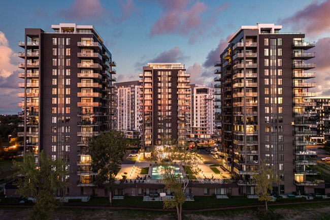 Building Photo - Vue du Fleuve Brossard Apartments