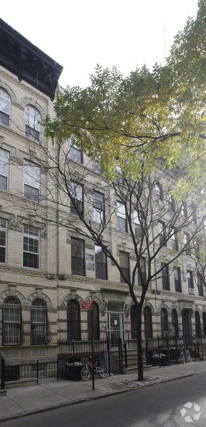Primary Photo - 209 Taaffe Pl