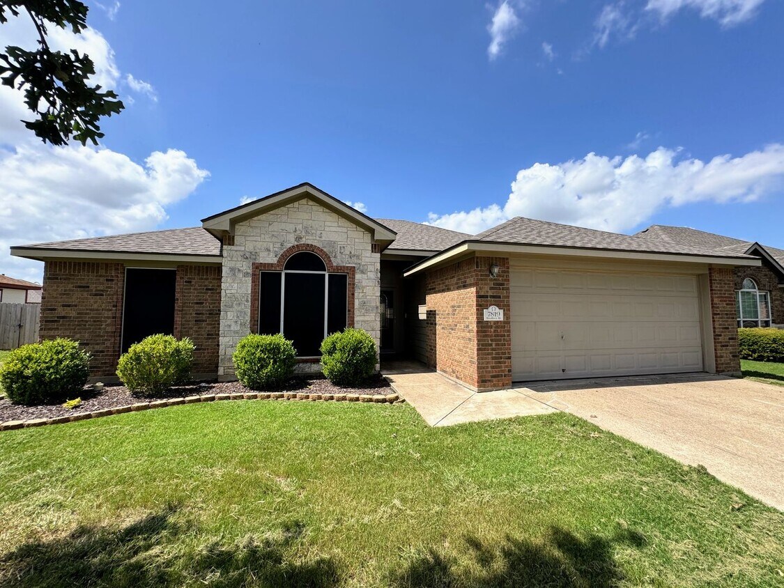Foto principal - 7819 Woodbury Dr
