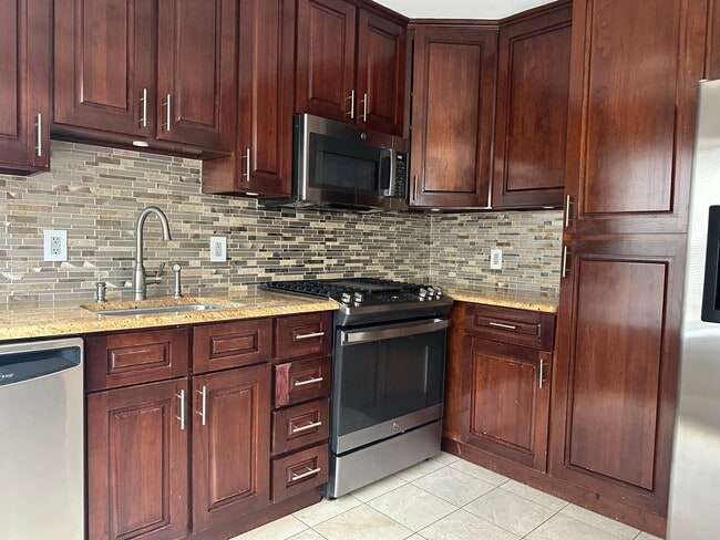 Building Photo - 131 Country Club Dr