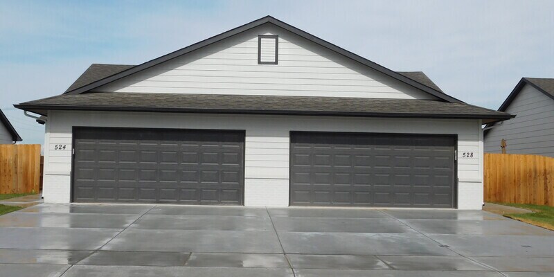Primary Photo - 2210 E Cheyenne Ct