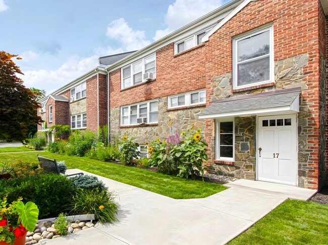 Building Photo - Menands Gardens