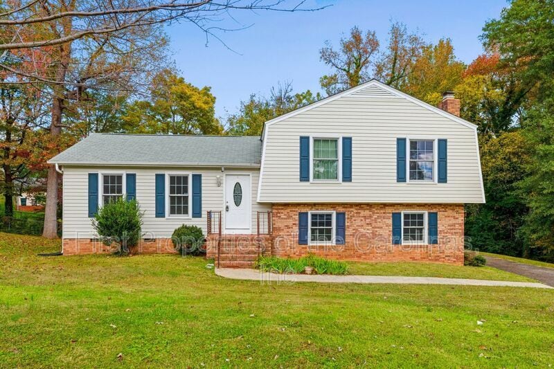 Primary Photo - 810 Applegate Ct