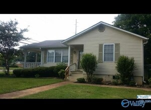 Building Photo - 801 Fairway Dr NW