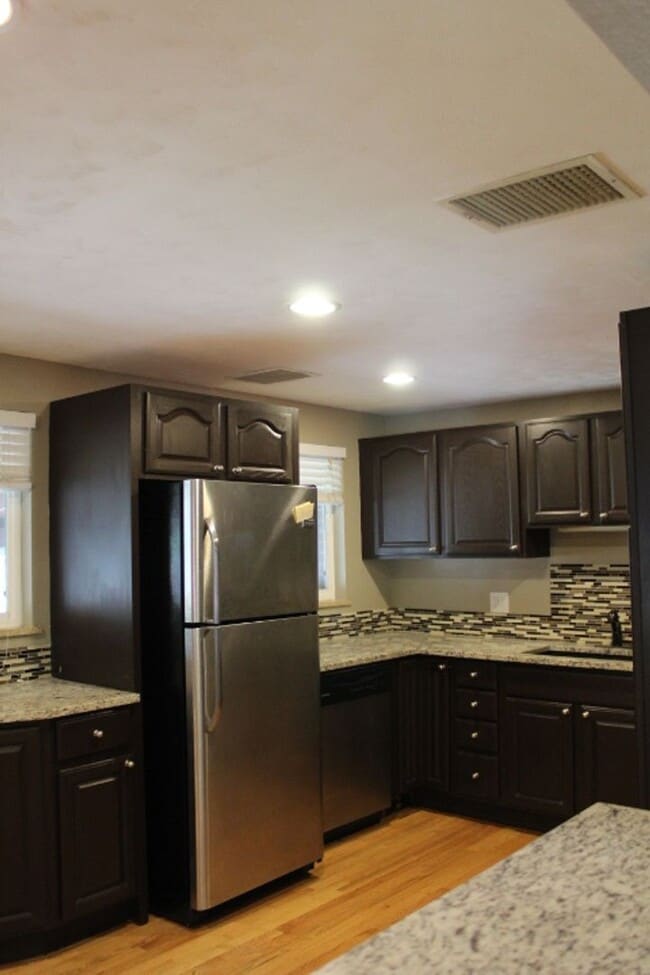 Building Photo - Stunning 3 bedroom/ 1 3/4 bath Ranch in Ha...
