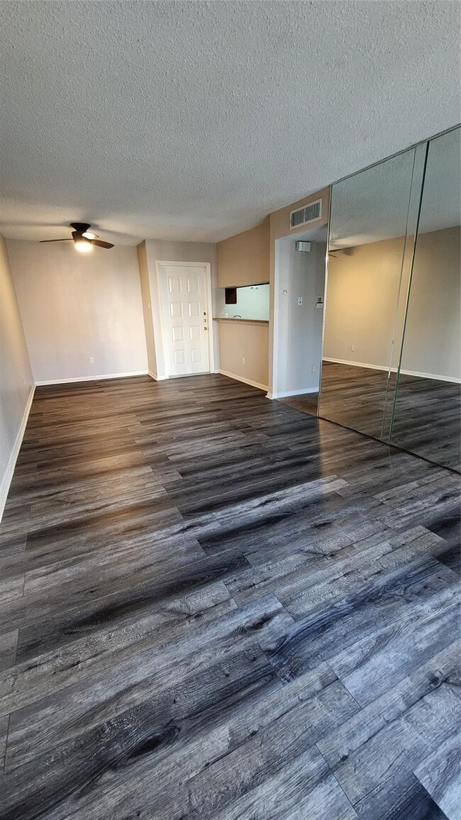 Foto del edificio - 2818 S Bartell Dr