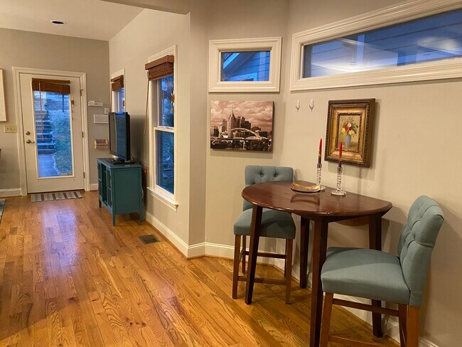 Foto del edificio - 3312B Elkins Ave