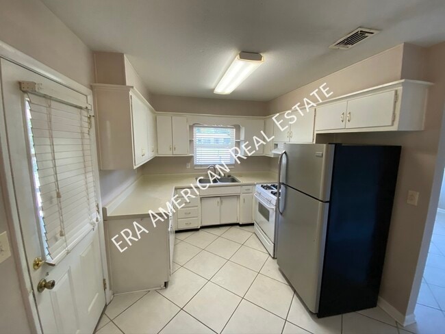 Building Photo - Heart of Fort Walton Beach!