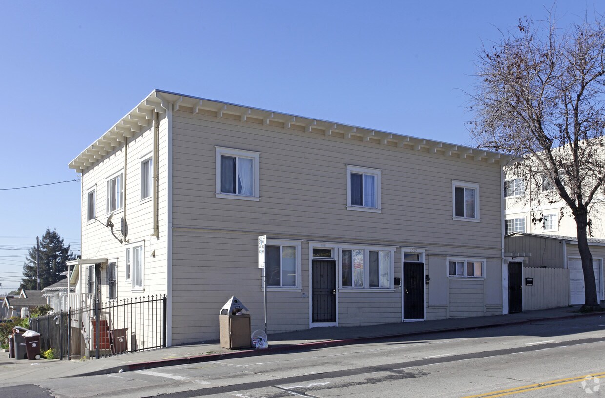 Primary Photo - 3573 Laurel Ave