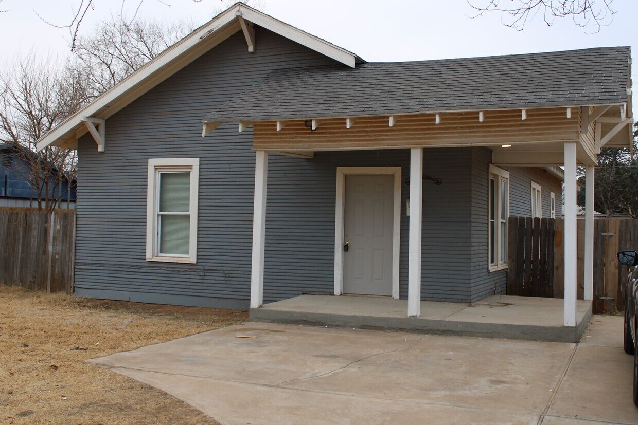Primary Photo - 3/2 with fresh paint and flooring. Large B...