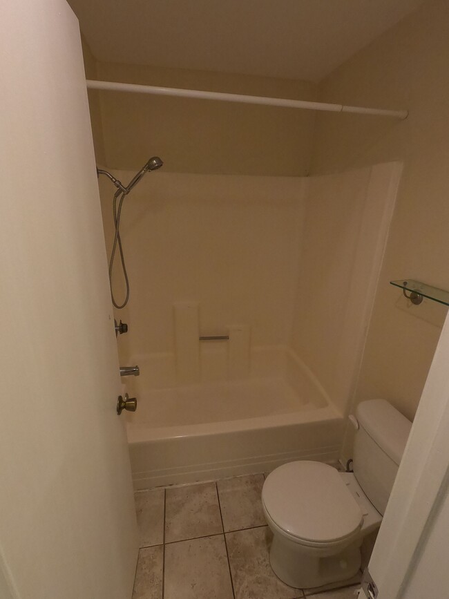 Shower - 3204 Raintree Cir