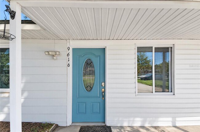 Building Photo - 9616 Pineridge Ave