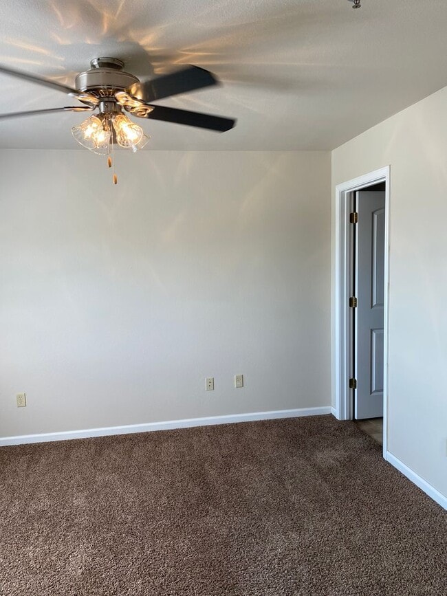 Building Photo - Beautiful one bedroom with a balcony!