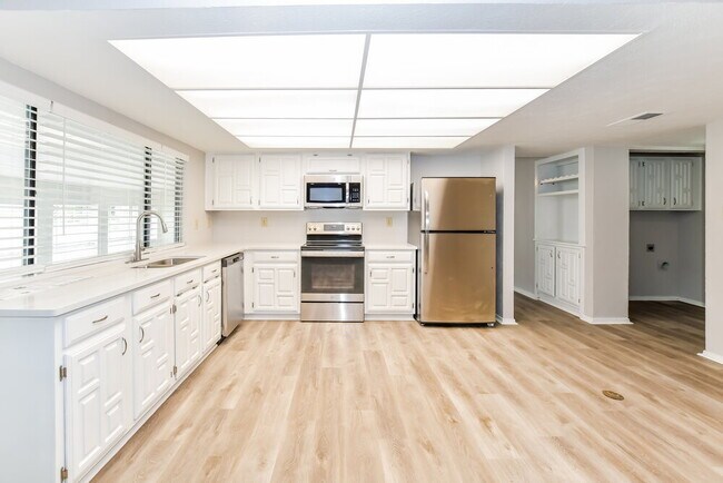 Building Photo - 2942 San Diego Dr