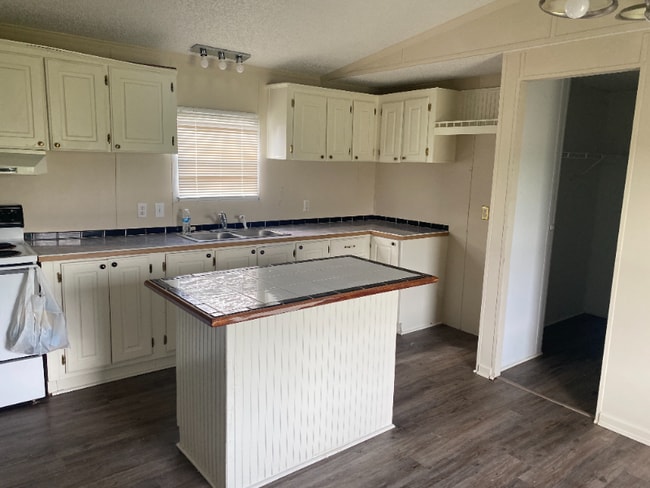 Building Photo - 768 Le Bois D'Arc Rd