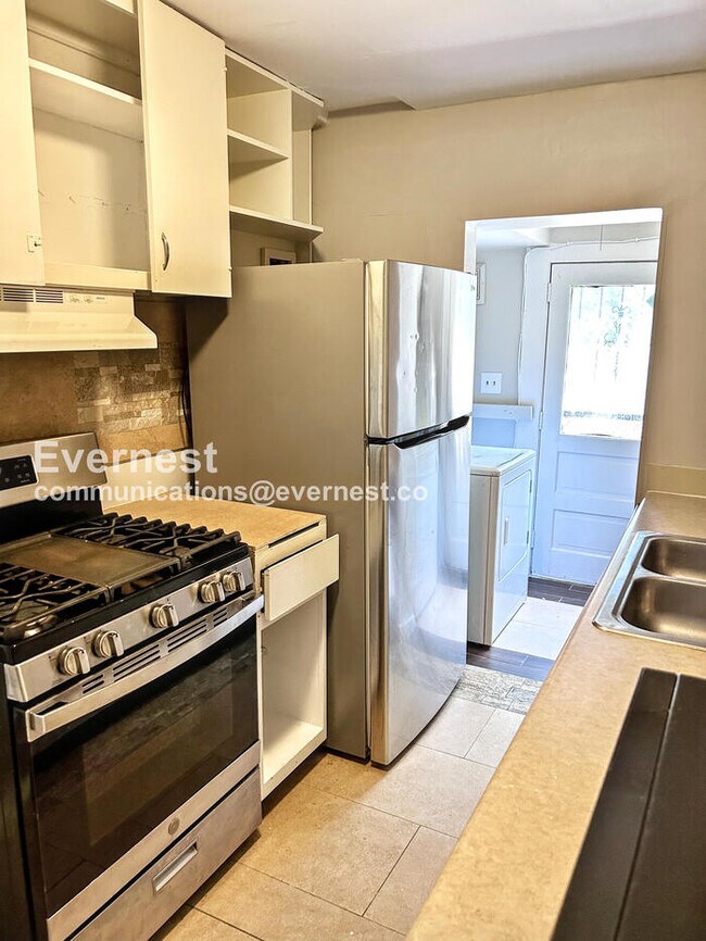 Building Photo - 2 Bed, 1 Bath Townhome with Fenced Yard / Pet-Friendly / Vouchers Accepted / Coming Soon!