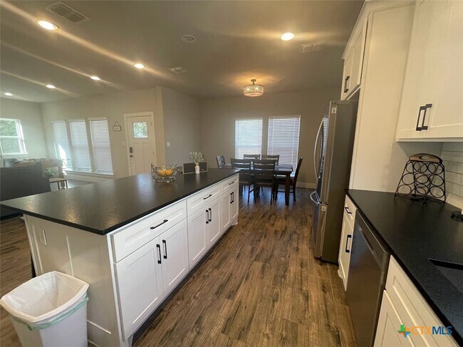 Building Photo - 1220 Diamondhead Dr