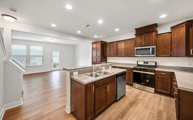 Building Photo - Beautiful 3 bedroom, 2.5 bath townhome in Shephard's Square!