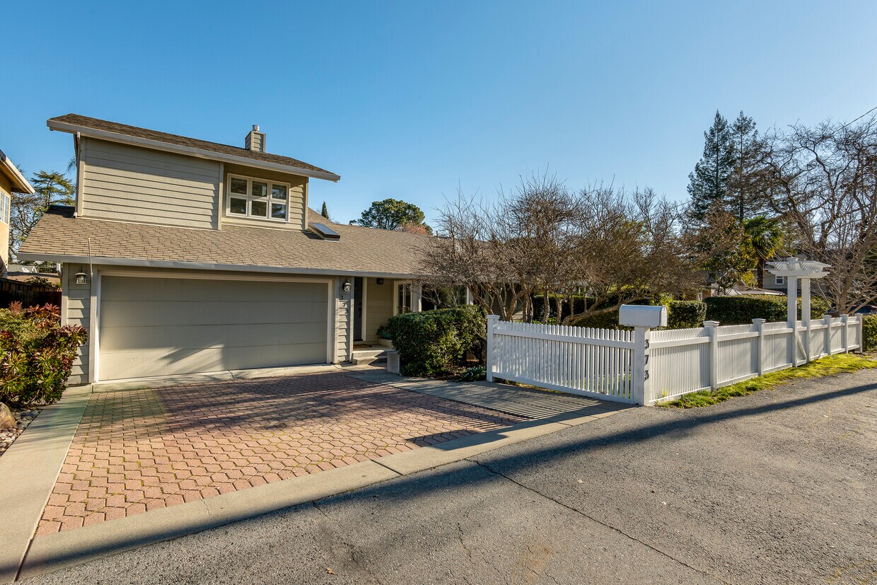 Foto principal - 373 Belmont Ave