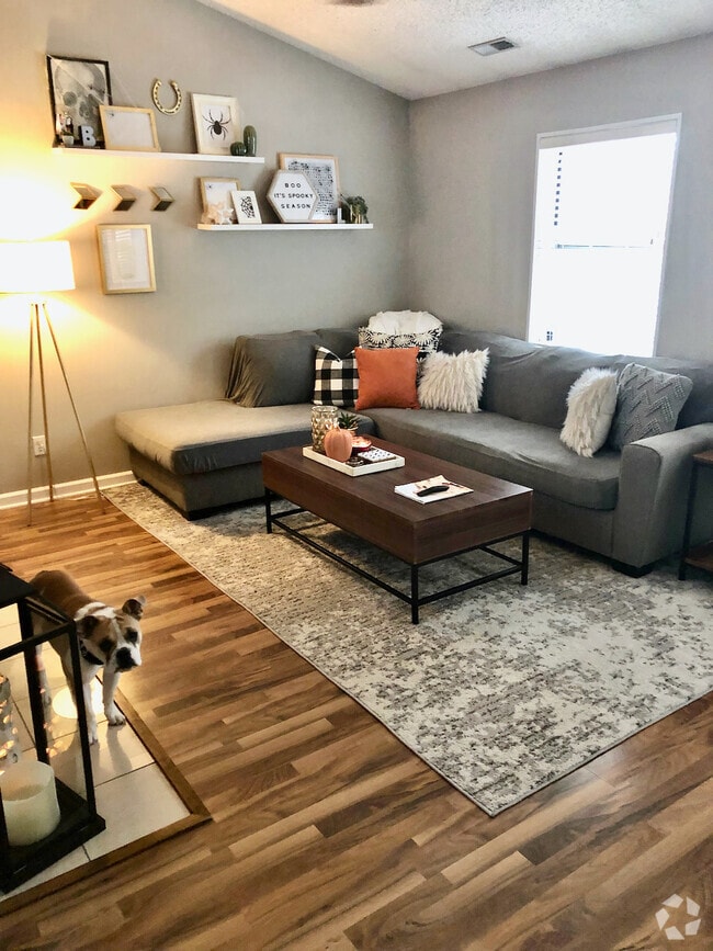 Brentwood Forest Condominiums Apartments for Rent with Hardwood Floors