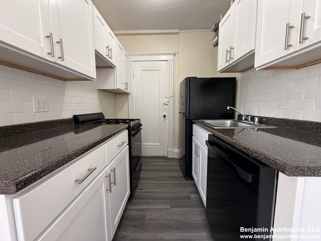 Building Photo - 458 Park Dr