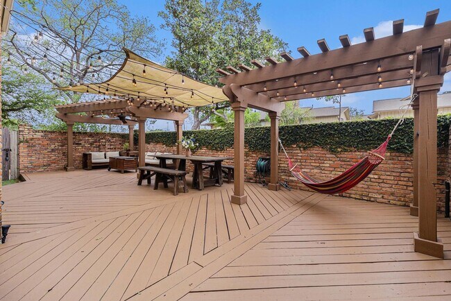 Foto del edificio - Updated 2-Bed, 2.5-Bath Patio Home Near Up...