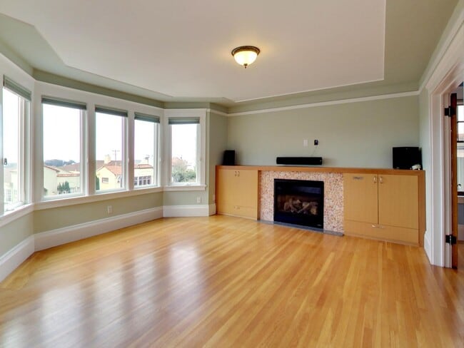Building Photo - Stunning 4BR/3BA Home with Office, Laundry...