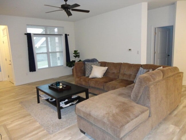 Building Photo - Large Condo For Rent