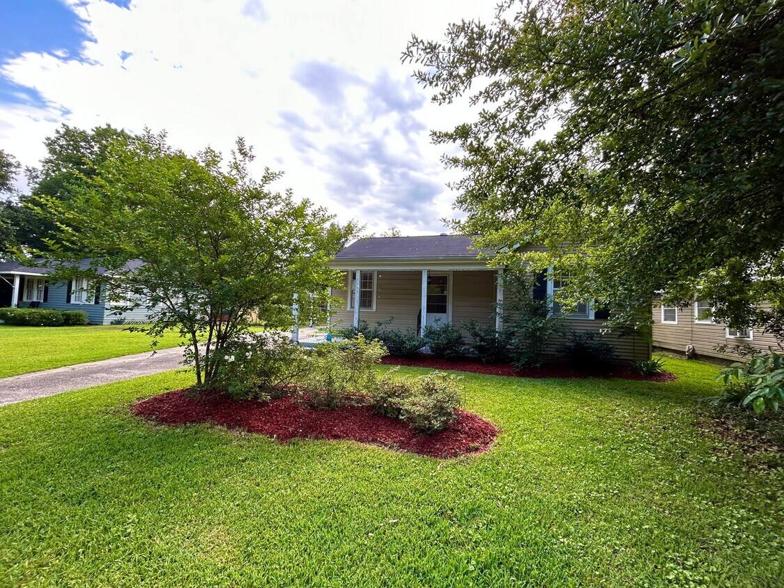 Unique 3 Bedroom Home Located Across from ... - Unique 3 Bedroom Home Located Across from ...