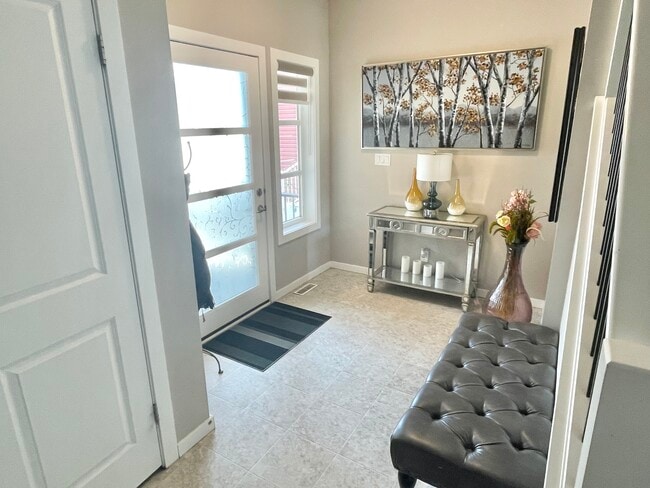 Foyer - 76 Bonaventure Dr E
