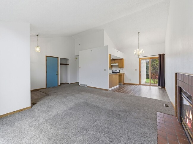 Building Photo - Bright & Spacious 3 Bed Home with Vaulted Ceilings & Fenced Yard AVAILABLE NOW!