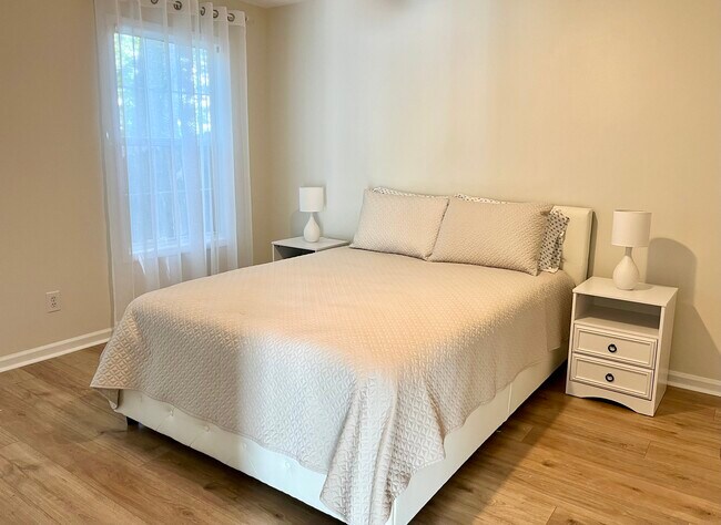 Queen size bed - 1105 Britley Park Ln