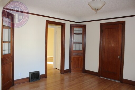 Foto del edificio - Charming Updated Irvington Home: Refinished Hard Wood Floors + Finished Basement!No Security Depo...