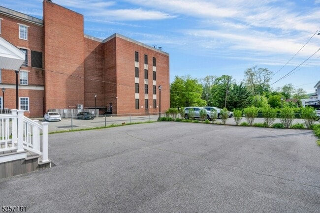 Foto del edificio - 25 Maple Ave