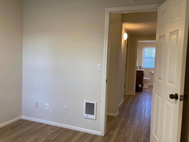 Building Photo - 3 br, 1 bath House - 777 W 10th Ave  B