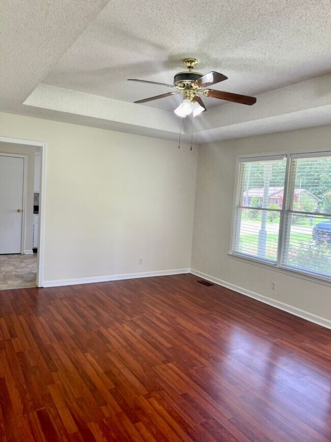 Building Photo - AVAILABLE NOW! 3 Bedroom, 1.5 Bath Home