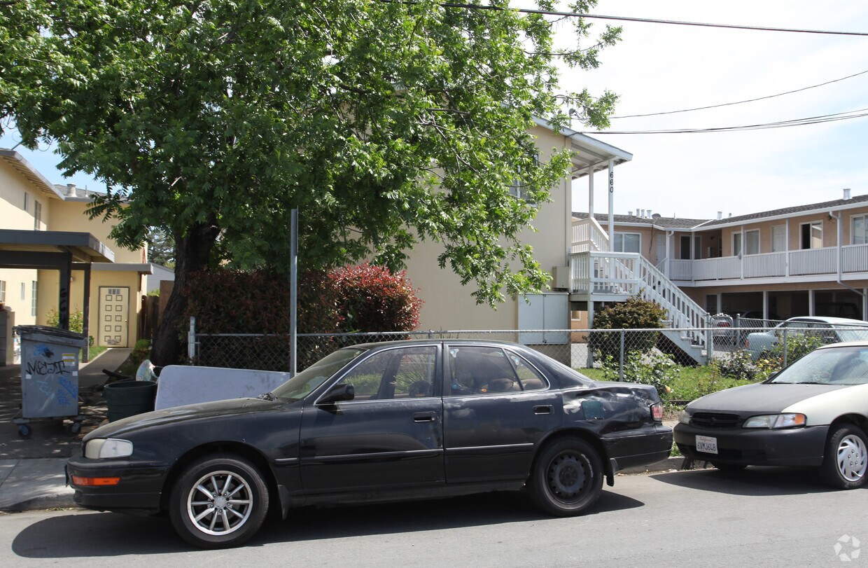 Building Photo - 660 Oakside Ave