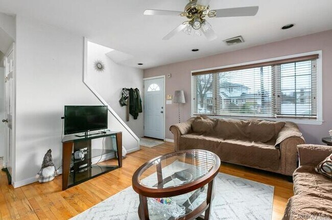 Foto del edificio - 250 N Rutherford Ave